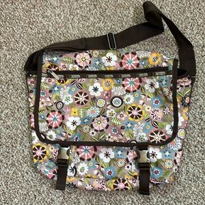 LeSportsac - Large Messenger Travel Bag - Comes with matching pouch - EUC